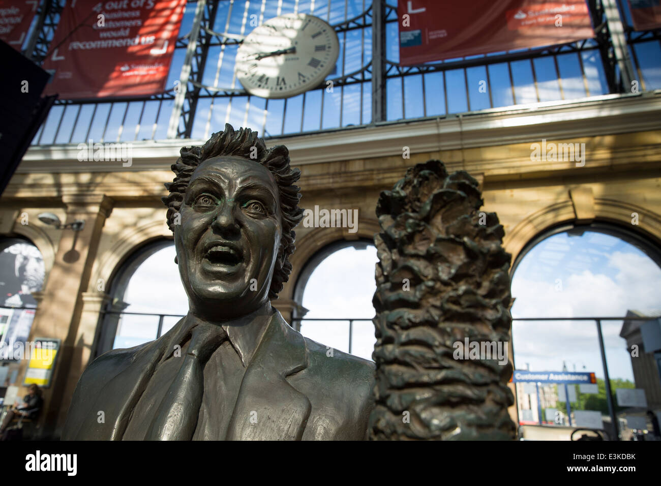 Ken Dodd Statue at Liverpool Lime Street Stock Photo Alamy
