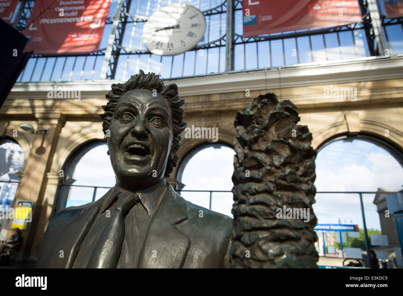 Ken Dodd Statue at Liverpool Lime Street Stock Photo Alamy