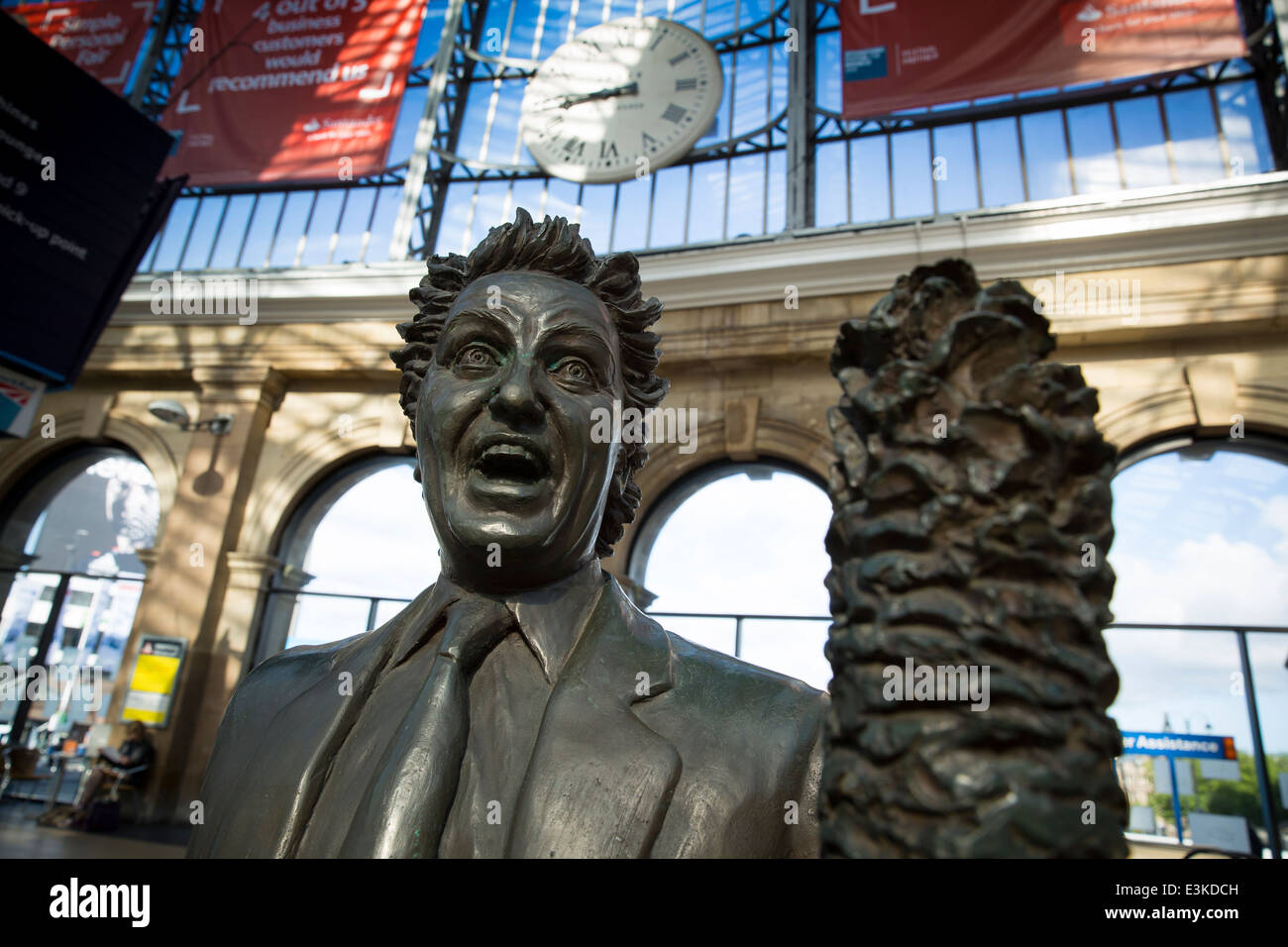 Ken Dodd Statue at Liverpool Lime Street Stock Photo Alamy