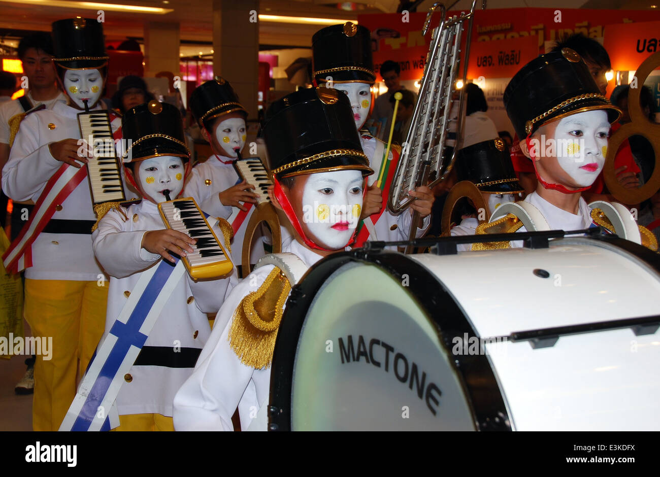 BANGKOK, THAILAND: A school marching band of "wind-up toy soldiers"  entertains in the atrium of Central World shopping mall Stock Photo - Alamy