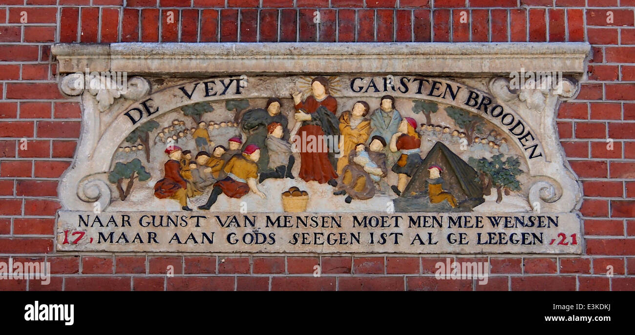 Binnen Dommersstraat No 13-15, gevelsteen 1721, DE VEYF GARSTEN BROODEN IOANNES NAAR GUNST VAN MENSEN MOET MEN MEE WENSEN MAAR AAN GODS SEEGEN IST AL GELEEGEN Stock Photo