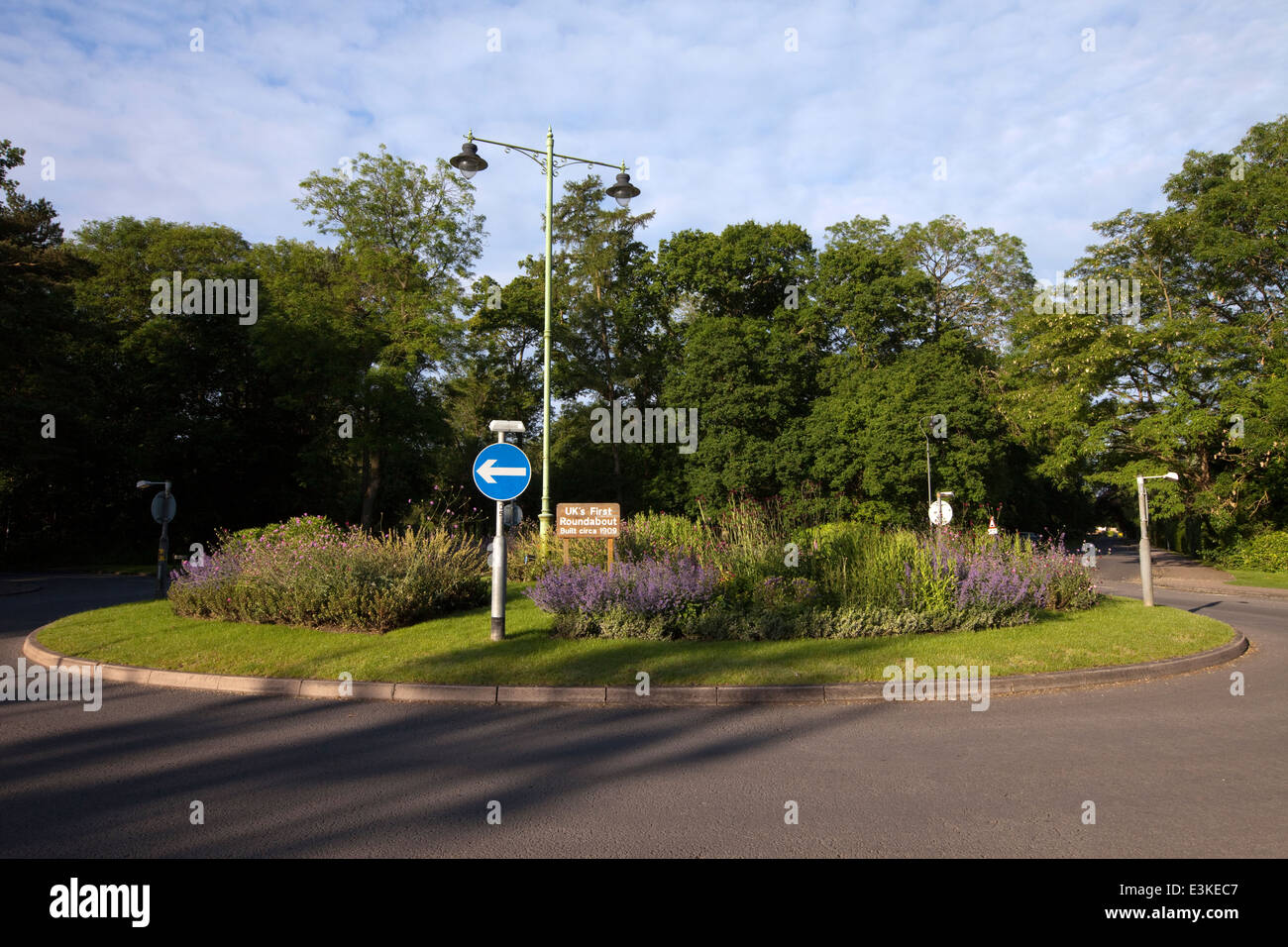 Britains first roundabout built in c.1909, Letchworth Garden City, Hertfordshire, UK. Stock Photo