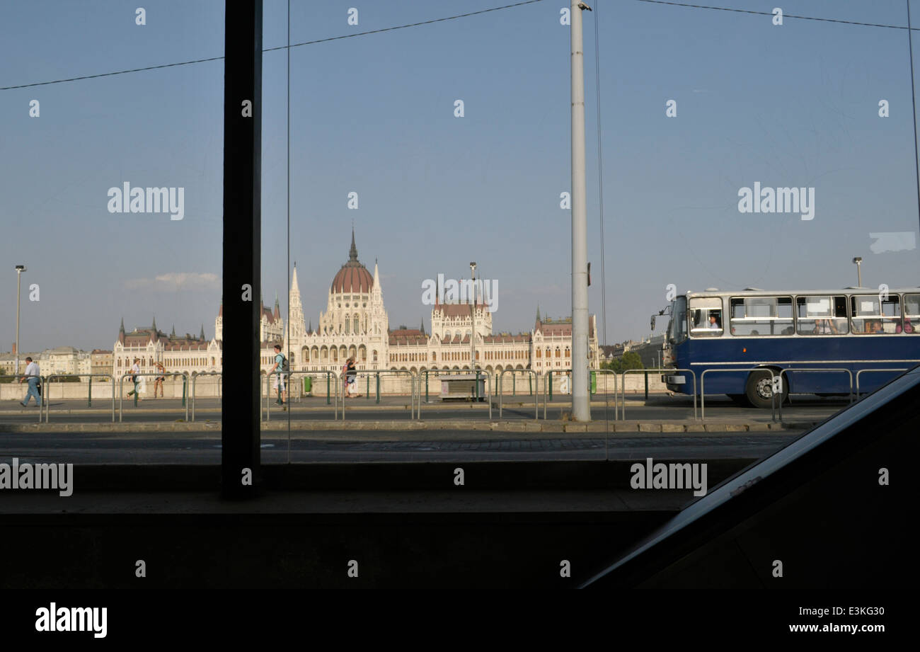 bus and parliament seen through the glass of Batthyany Ter metro station,  Budapest, Hungary Stock Photo - Alamy