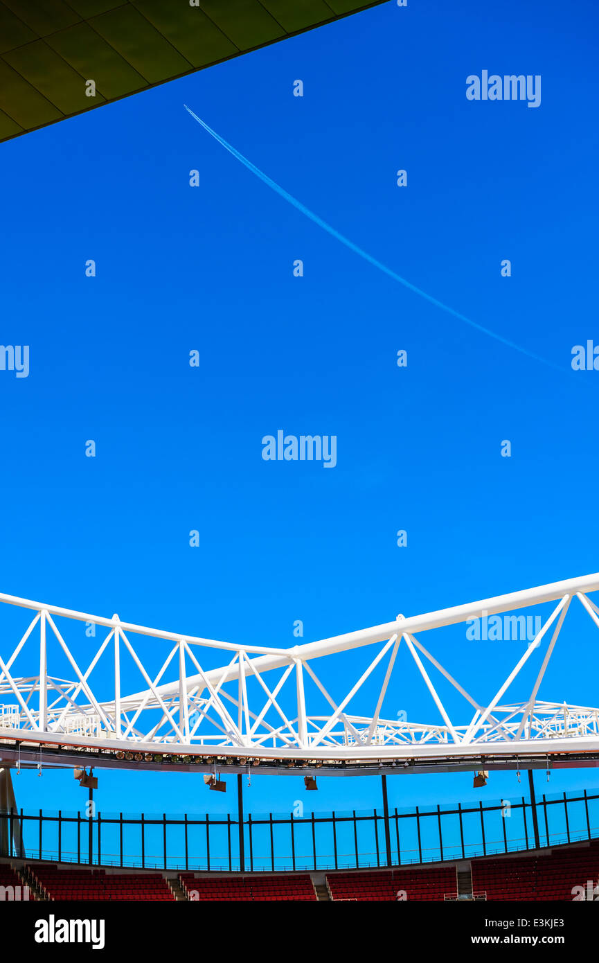 Roof structure detail, a plane flies overhead, Emirates Stadium, Arsenal Football Club Stock Photo