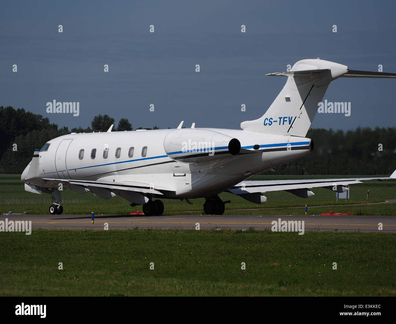Bombardier challenger 300 hi-res stock photography and images - Alamy