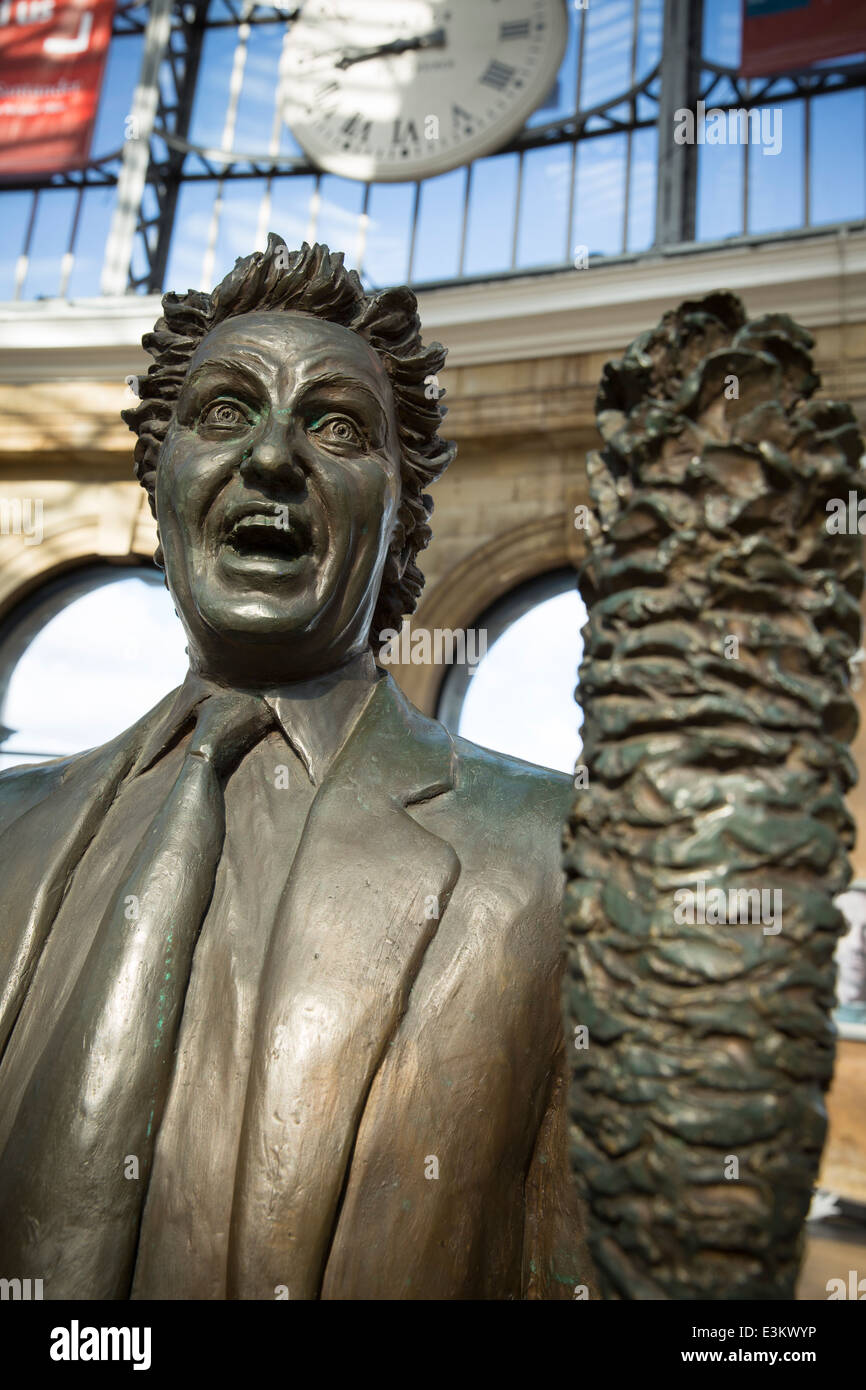Ken Dodd Statue at Liverpool Lime Street Stock Photo Alamy
