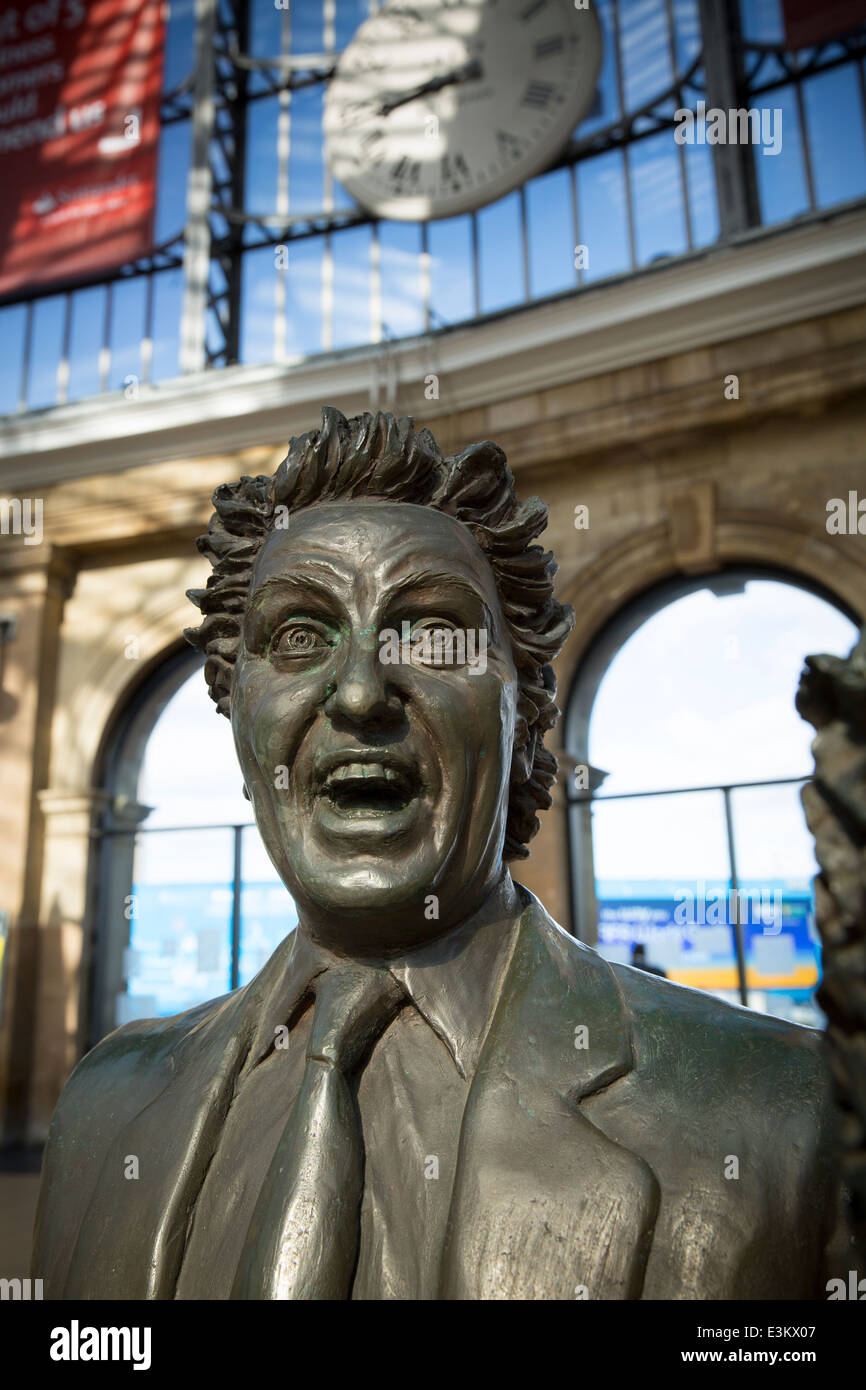 Ken Dodd Statue at Liverpool Lime Street Stock Photo Alamy