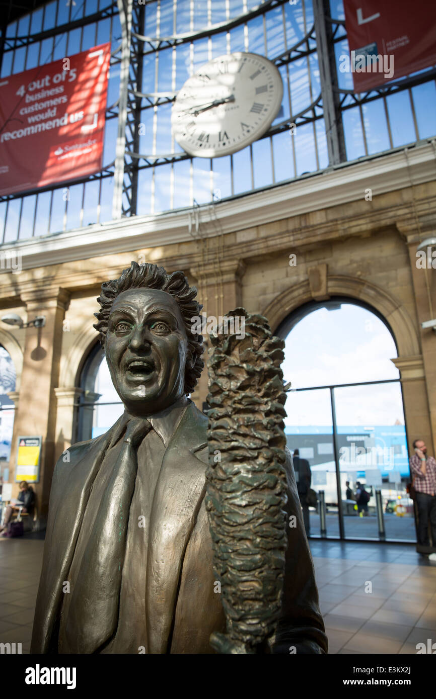 Ken Dodd Statue at Liverpool Lime Street Stock Photo Alamy
