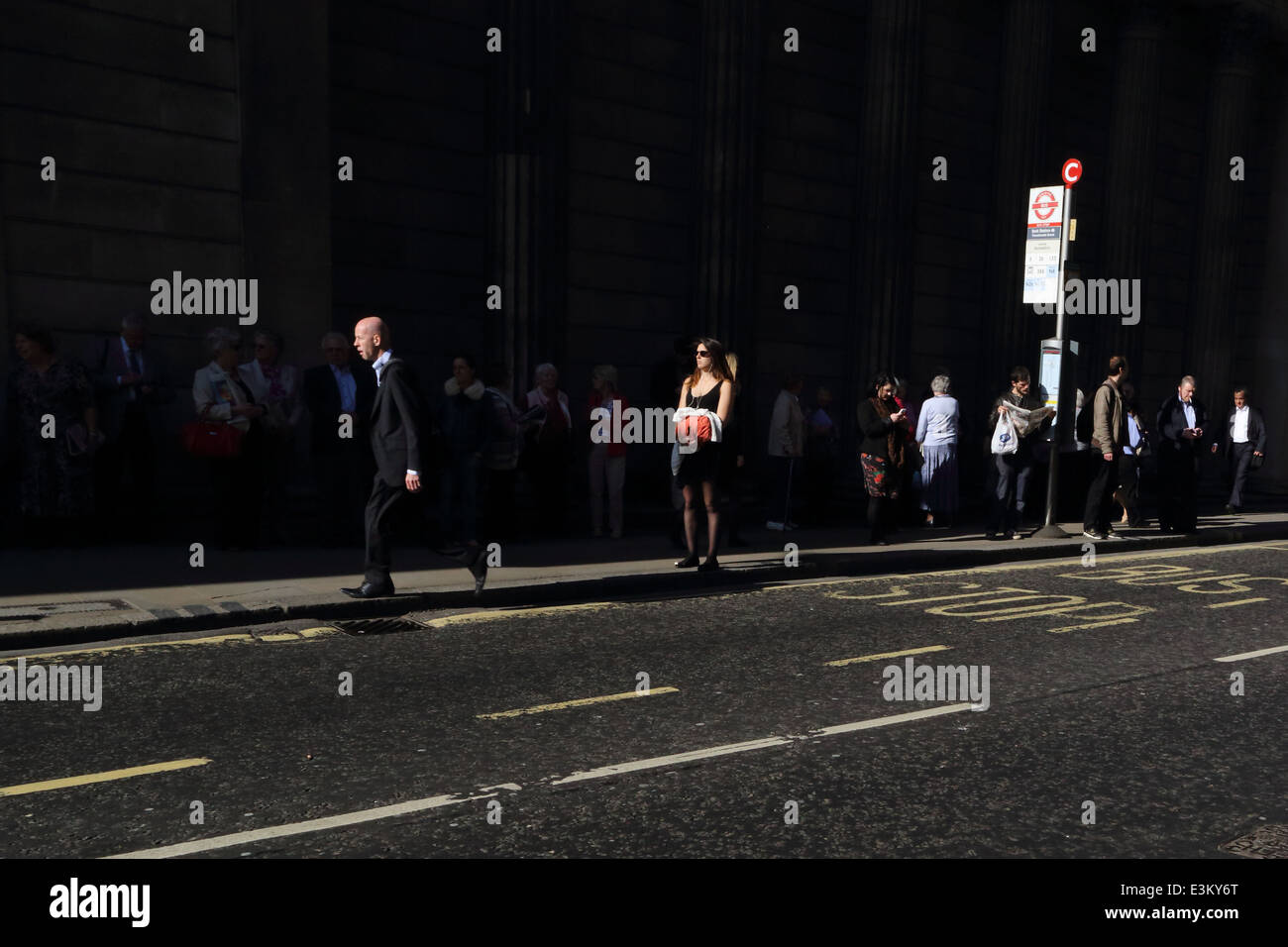 a office workers and bus stop in the city of london, Bank station, UK, London  Photo: Pixstory / alamy Stock Photo