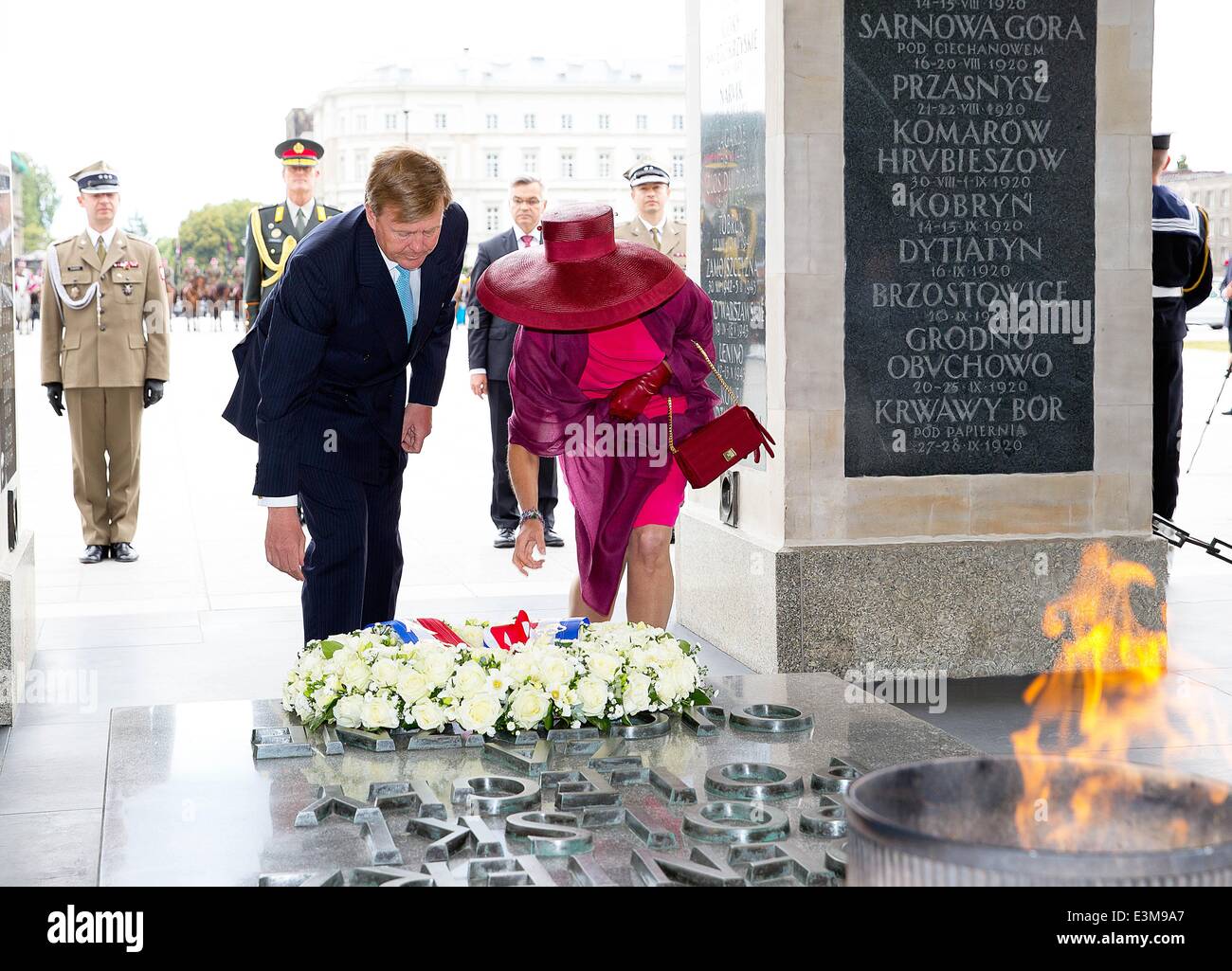 Warsaw, Poland. 24th June, 2014. King Willem-Alexander and Queen Maxima of the Netherlands at the Grave of the Unknown Soldier in Warsaw, Poland, 24 June 2014. The Dutch Royal couple is on a state visit to Poland. Photo: Albert Nieboer/RPE//DPA -NO WIRE SERVICE-/dpa/Alamy Live News Stock Photo