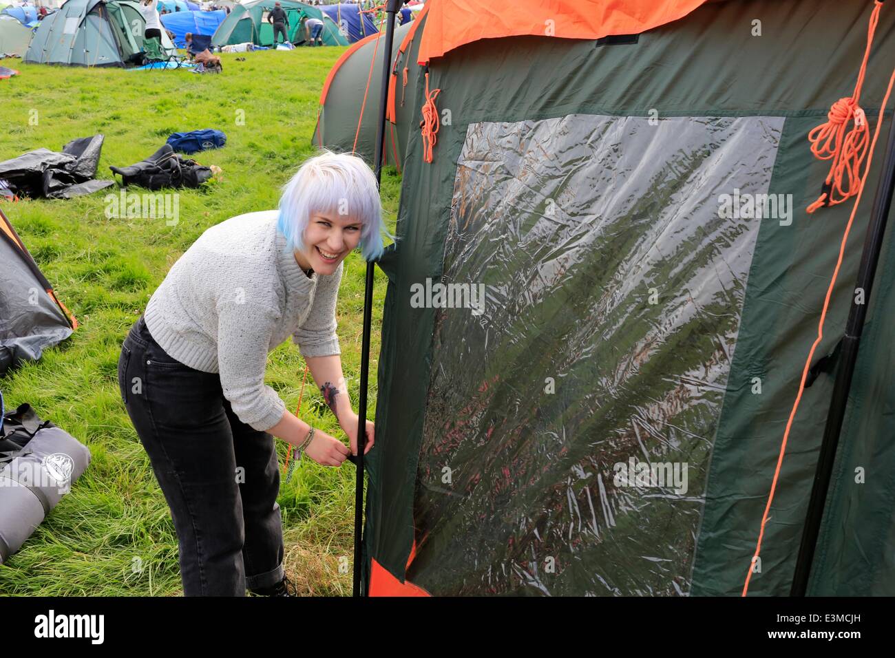 Glastonbury Festival, Somerset, UK.  25th June, 2014: As the gates for the 44th Glastonbury Festival open to the public crowds, many of whom have been queueing overnight, carry their belongings in to the site and begin to set up camp. Credit:  Tom Corban/Alamy Live News Stock Photo