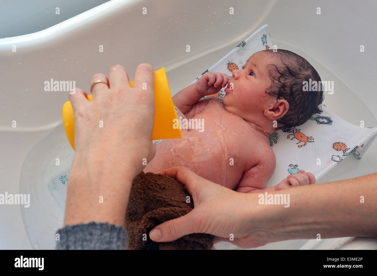 newborn baby first bath at home