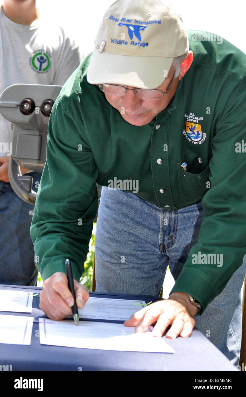 Secretary Salazar signs acquisitions Stock Photo