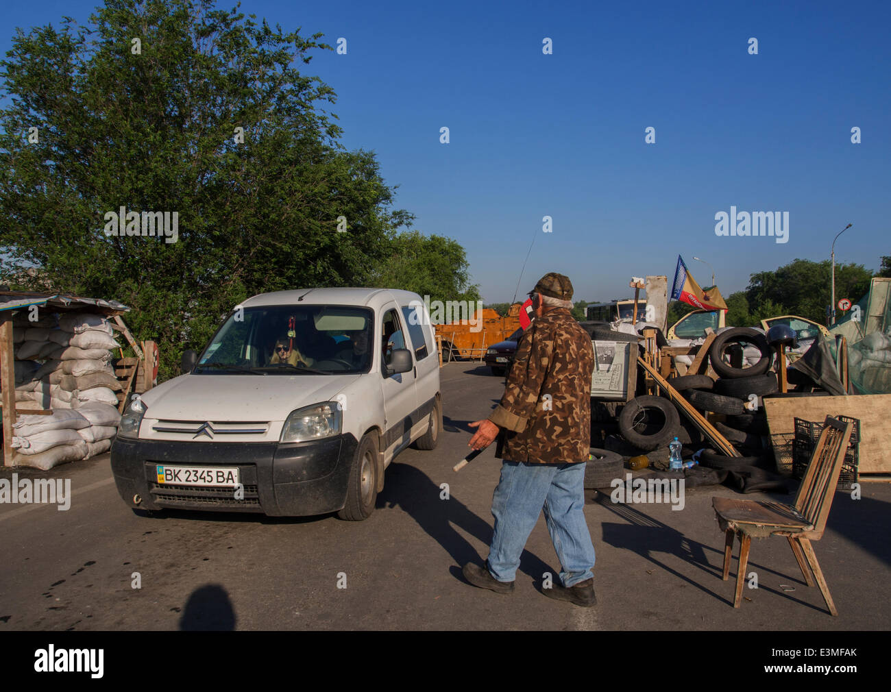 Oleksandrivs'k, Luhans'ka oblast, Ukraine. 24th June, 2014. Armed Pro-Russian insurgents check cars in the Alexandrovsk city, Luhans'ka Oblast -- Due to numerous terrorist attacks on the position of Ukrainian troops June 24, 2014 was hit by Mi-8 helicopter, killing nine Ukrainian military. As a result of this and other terrorist attacks, President of Ukraine Petro Poroshenko does not exclude that a ceasefire may be canceled prematurely. Credit:  Igor Golovnov/Alamy Live News Stock Photo