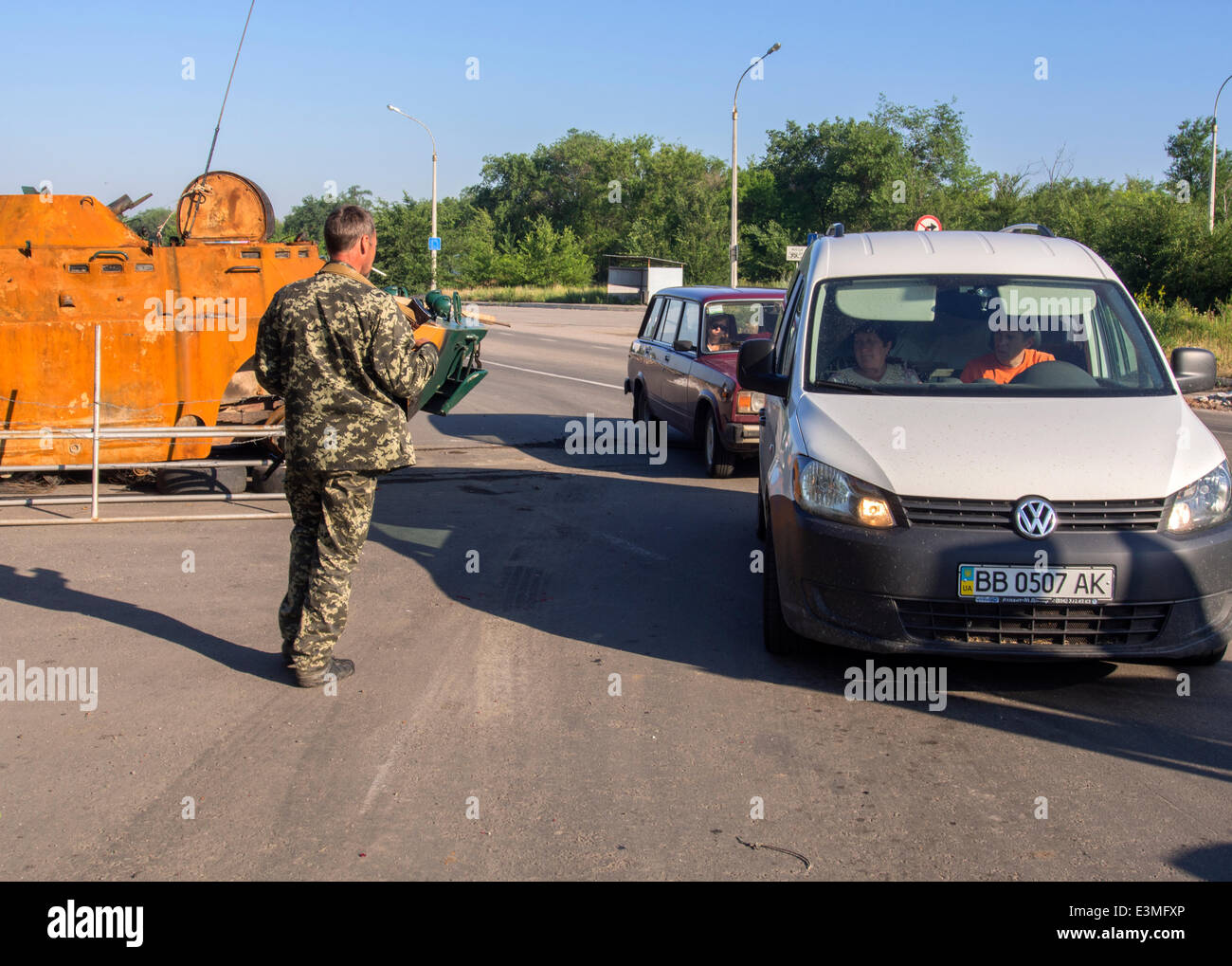 Oleksandrivs'k, Luhans'ka oblast, Ukraine. 24th June, 2014. Armed Pro-Russian insurgents check cars in the Oleksandrivs'k city, Luhans'ka Oblast  -- Due to numerous terrorist attacks on the position of Ukrainian troops June 24, 2014 was hit by Mi-8 helicopter, killing nine Ukrainian military. As a result of this and other terrorist attacks, President of Ukraine Petro Poroshenko does not exclude that a ceasefire may be canceled prematurely. Credit:  Igor Golovnov/Alamy Live News Stock Photo