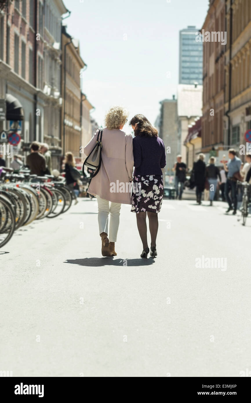 Two elderly women on street hi-res stock photography and images - Alamy