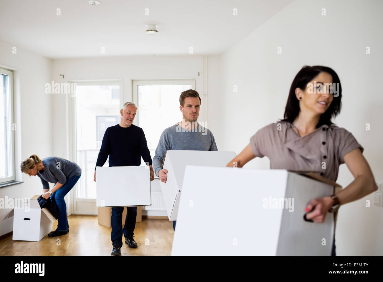 Family moving new house hi-res stock photography and images - Alamy