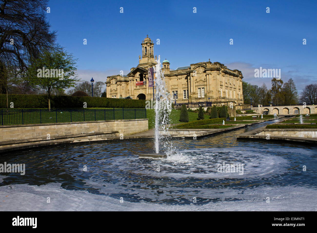 A water fountain in front of Cartwright Hall in Bradford Stock Photo