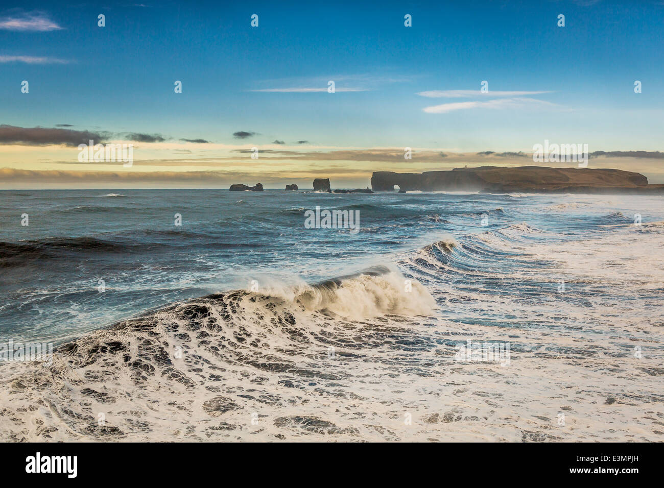 Ocean waves on rock shore hi-res stock photography and images - Alamy