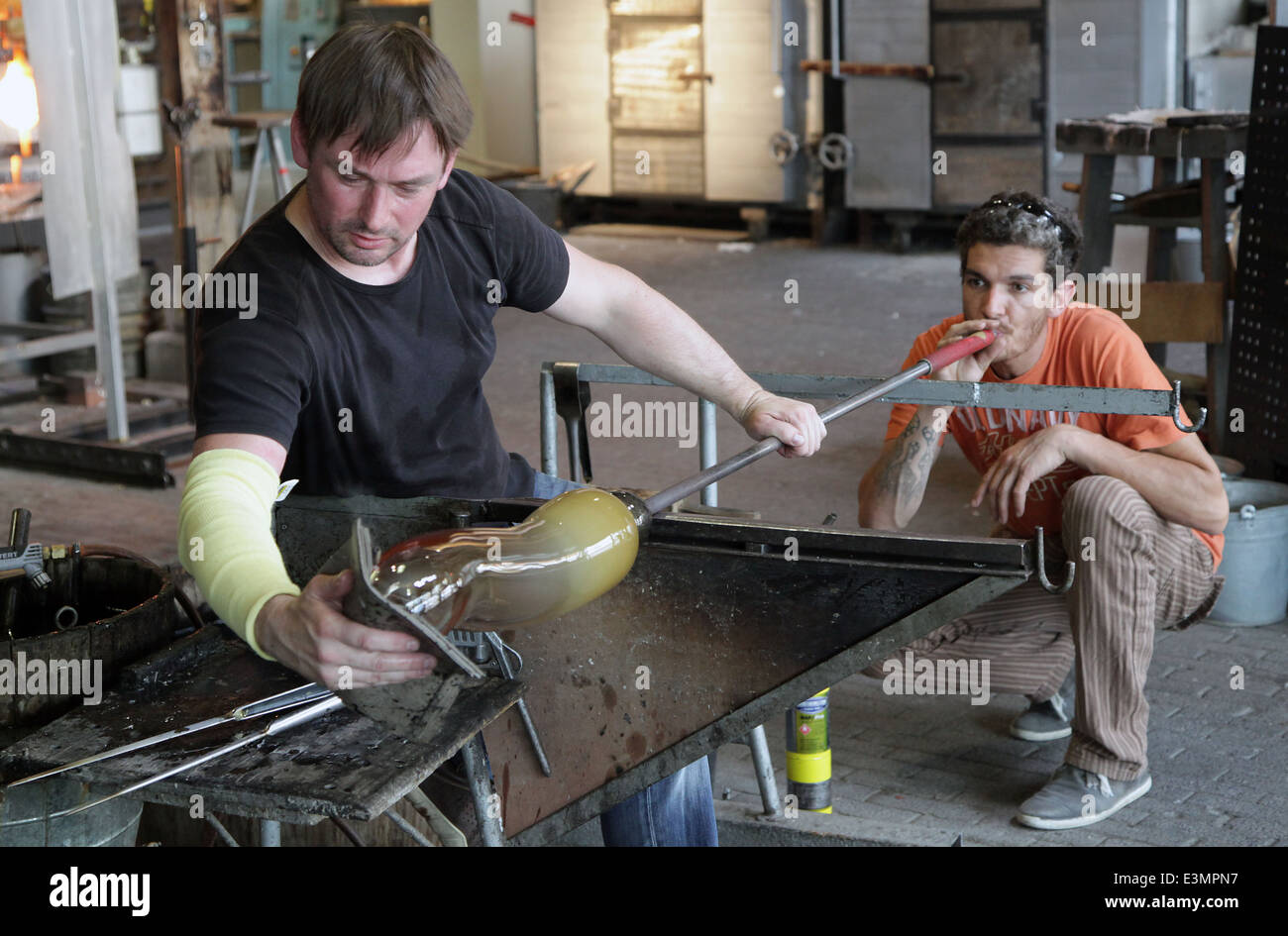 Glassblower.Glassmith,working in Glass studio Leerdam in the  Netherlands.also The National Glass museum Stock Photo - Alamy