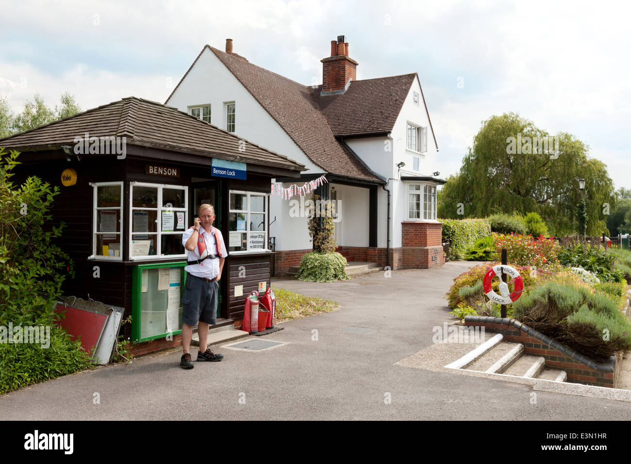 Lock keeper on duty at Benson Lock, River Thames, Oxfordshire England UK Stock Photo