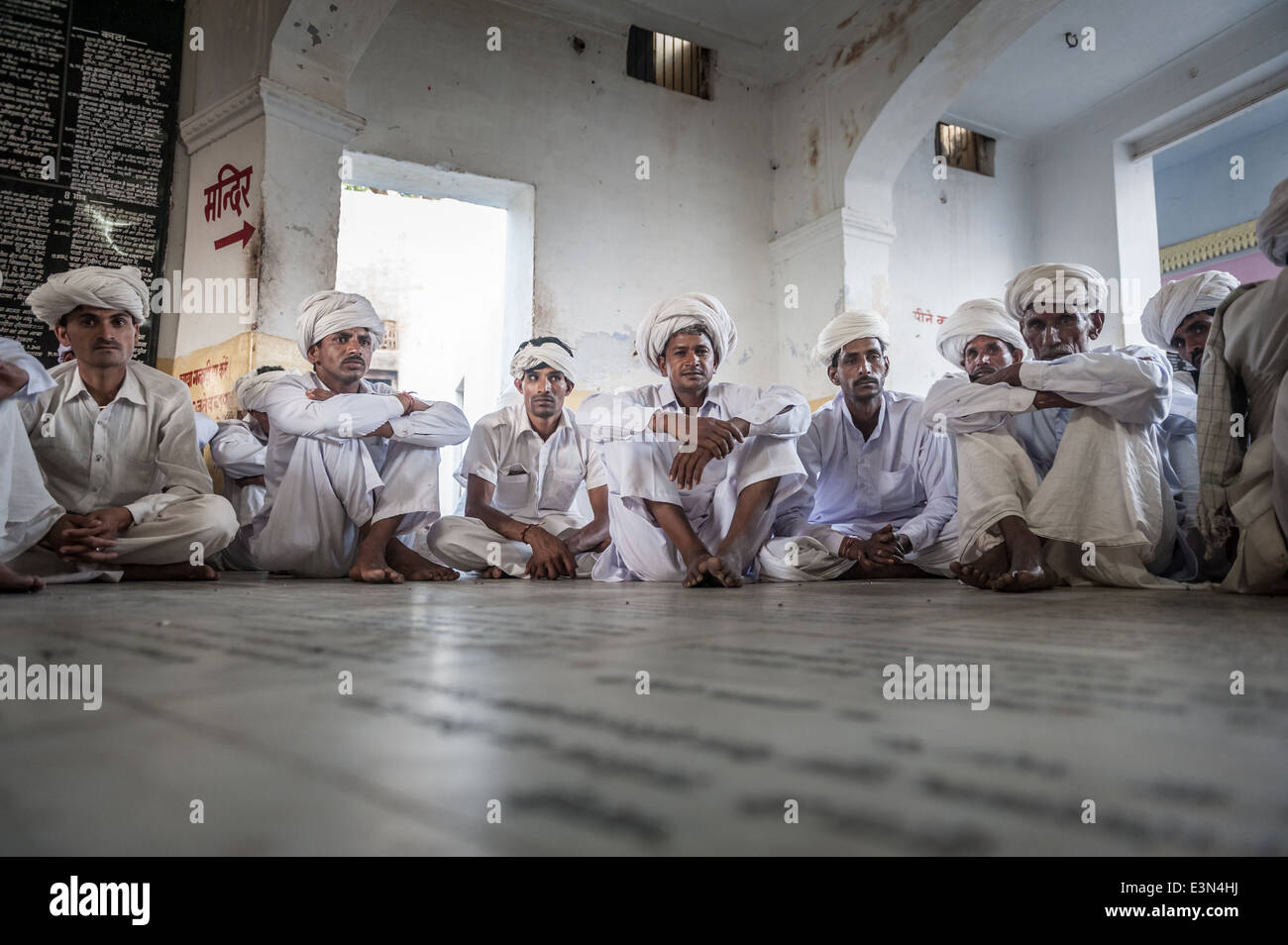 Pusari Men dressed with traditional colourful turbans inside a temple, Pushkar ...