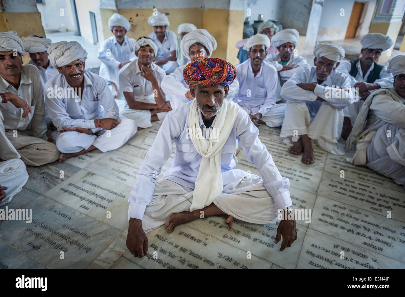 Pusari Men dressed with traditional colourful turbans inside a temple, Pushkar ...