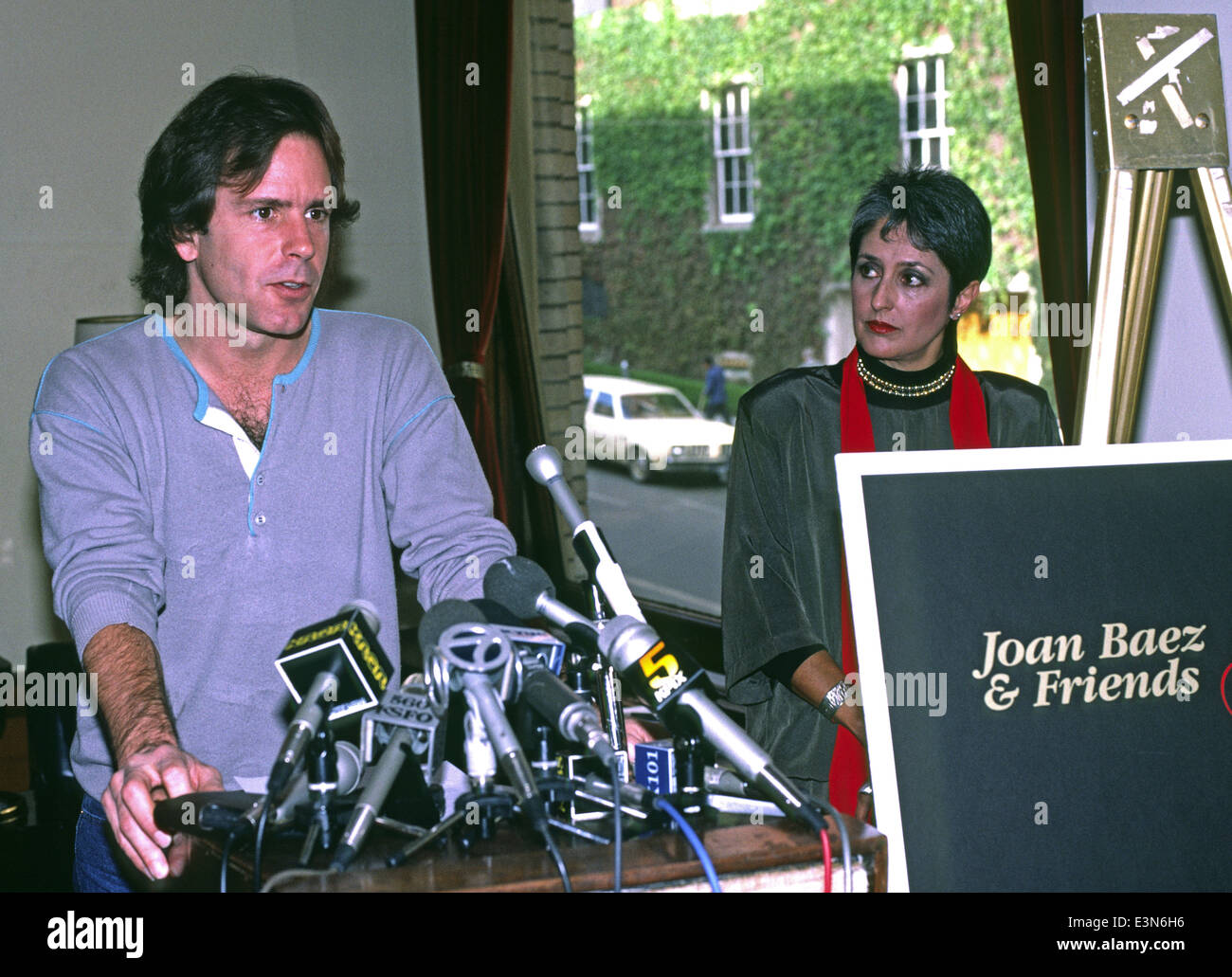 Bob Weir & Joan Baez promote Christmas concert to extend AIDS awareness, 1987, San Francisco, California Stock Photo