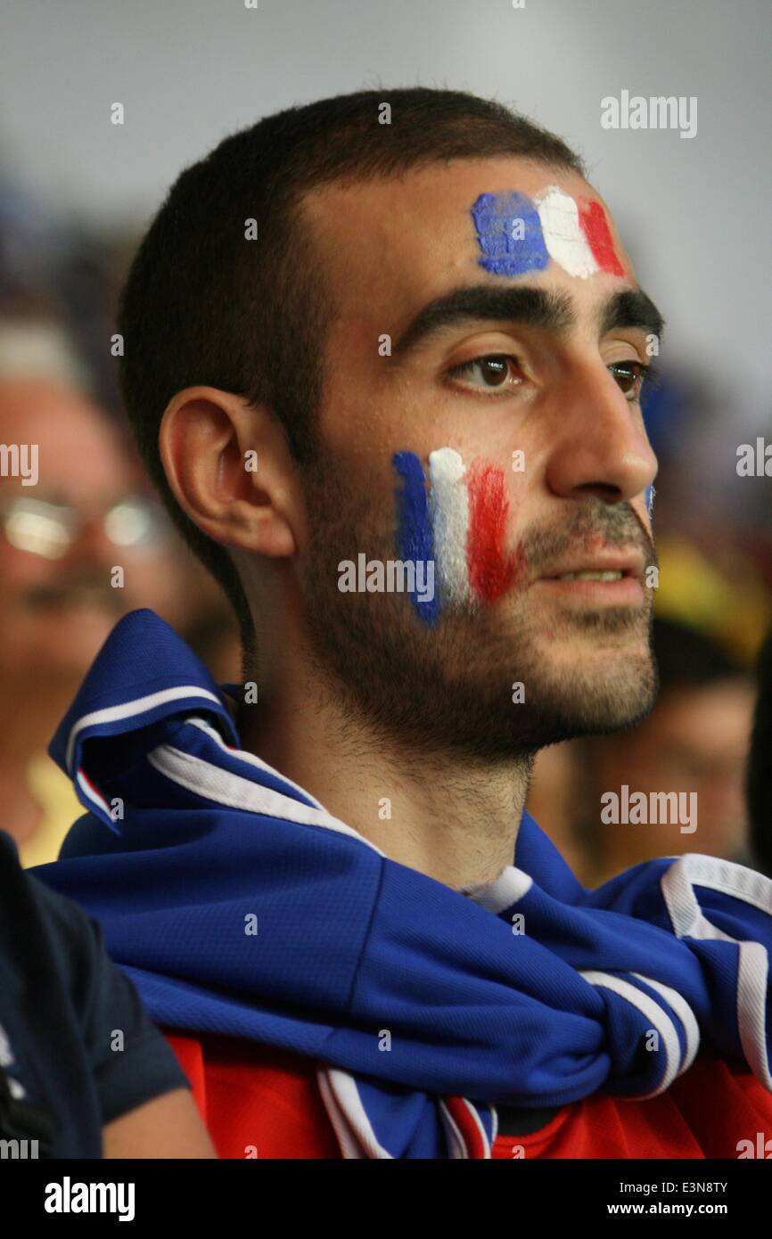 Rio de Janeiro, Brazil. 25th June, 2014. 2014 FIFA World Cup Brazil. French fans at Maracanã in the match against Ecuador. Final score 0-0, thus qualifying France as first in its group for the round of 16. Rio de Janeiro, Brazil, 25th June, 2014. Credit:  Maria Adelaide Silva/Alamy Live News Stock Photo