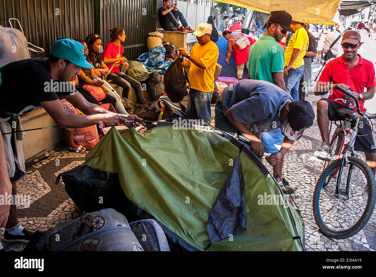 Sao Paolo, Brazil. 14th May, 2014. Manifestations of Homeless Workers Movement (MTST) camped, on Tuesday, June 25, 2014, opposite the seat of the legislative branch of the city of SÃ£o Paulo, Brazil. According to the general coordinator of the movement, William Boulos, protesters just leave the place after the vote on law that will determine the construction of housing for the group. The law is part of the new Master Plan of the city is awaiting approval. © Taba Benedicto/NurPhoto/ZUMAPRESS.com/Alamy Live News Stock Photo