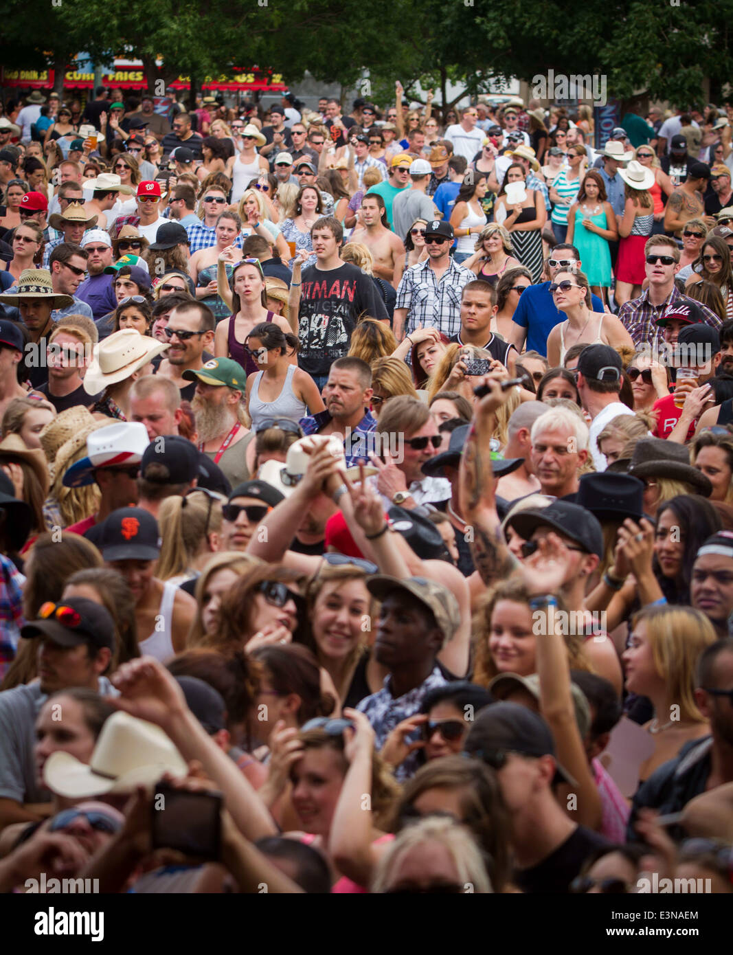 Stockton, CA, USA. 21st June, 2014. 15,000 fan pack Weber Point in