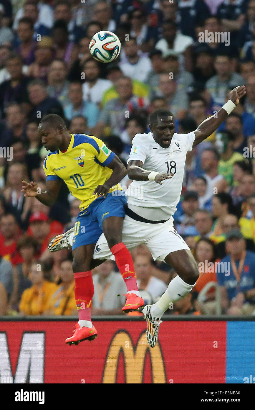 Rio de Janeiro, Brazil. 25th June, 2014. Ecuador's Walter Ayoví challenges for the ball with France's Sissoko during the group E World Cup soccer match at the Maracana Stadium in Rio de Janeiro, Brazil, on June 25, 2014. Photo: FABIO MOTTA/ESTADAO/picture alliance/dpa/Alamy Live News Stock Photo