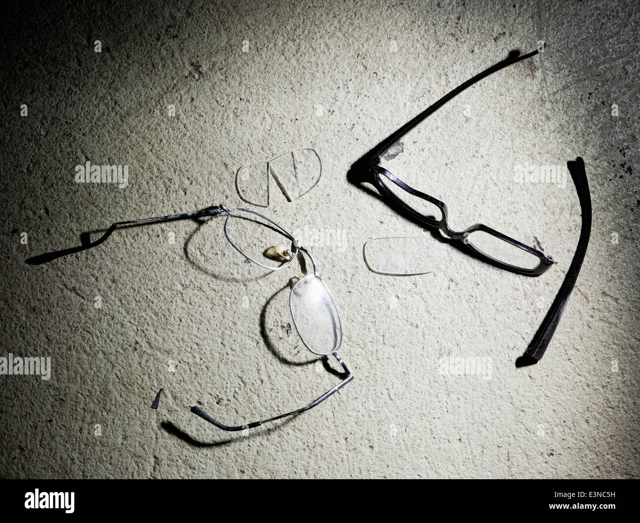 Разбили очко. Сломанные очки. Сломанные солнцезащитные очки. Разбитые солнечные очки. Разбитые очки рисунок.
