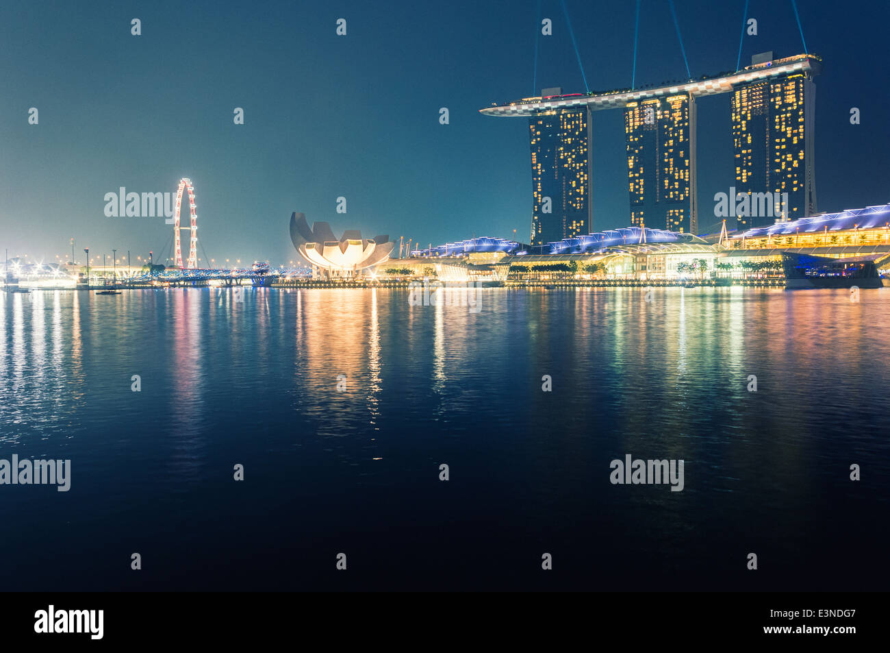 Night time cityscape of singapore hi-res stock photography and images ...