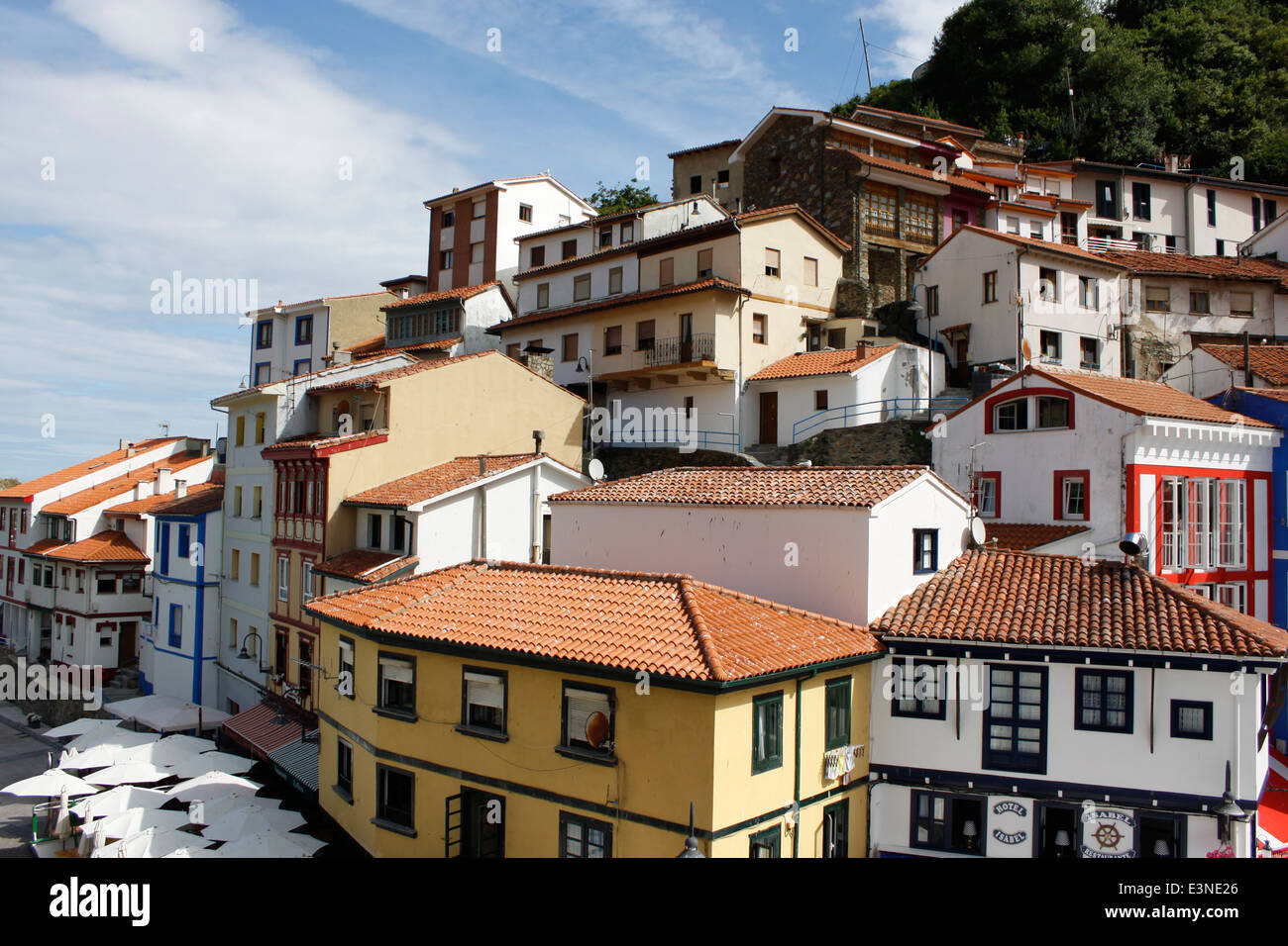 fishing-village-of-cudillero-with-colorful-houses-at-the-seaside