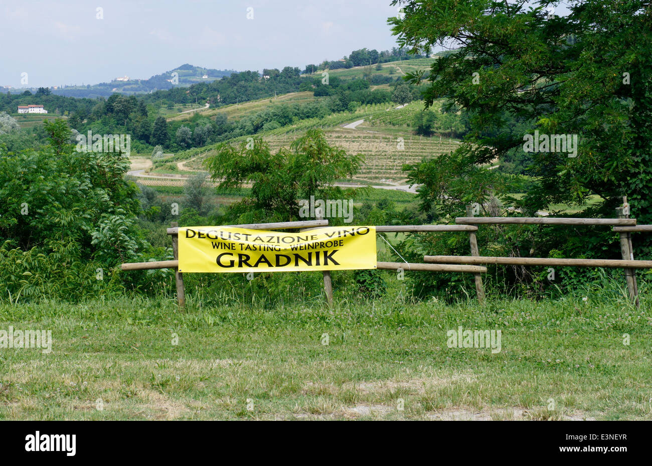 Sign advertising wine tasting in Italian, English and German for Gradnik wine, near Plessiva, Italy Stock Photo