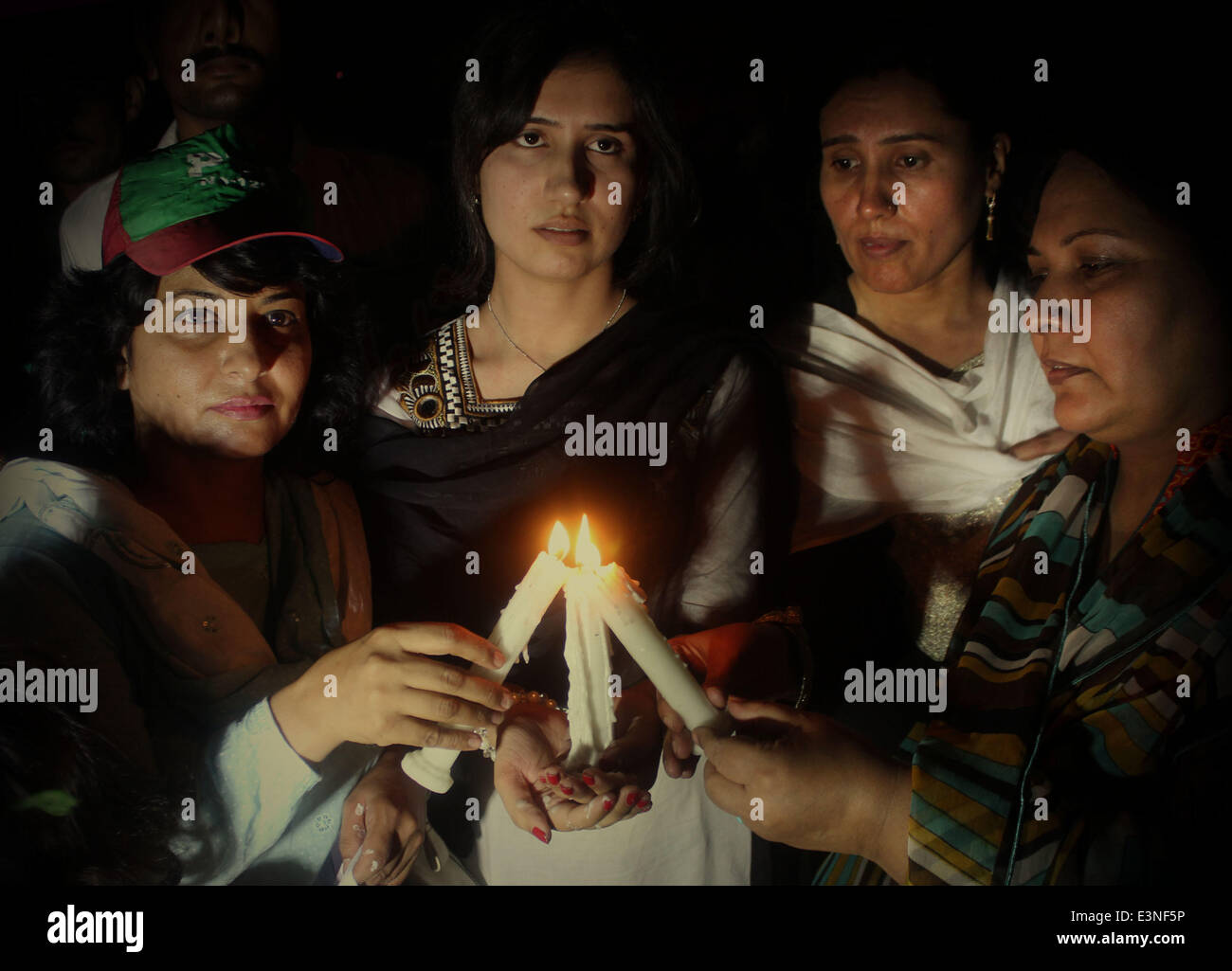 The Pakistani women activists light candles for the victims of torture ...