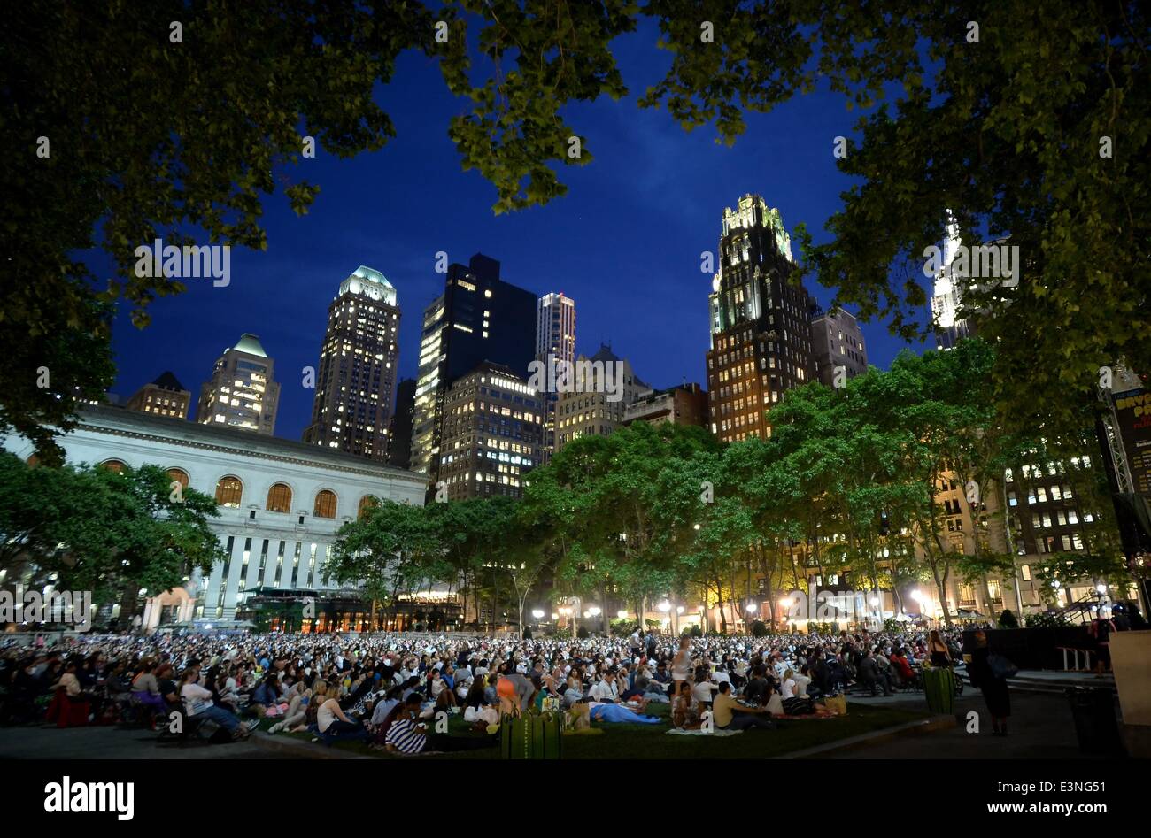 New York, Germany. 16th June, 2014. Crowds of spectators which films on