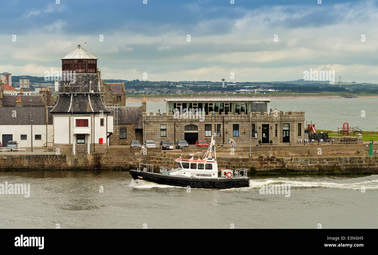 PILOT BOAT PASSING THE OLD ROUND HOUSE ABERDEEN HARBOUR SCOTLAND Stock Photo