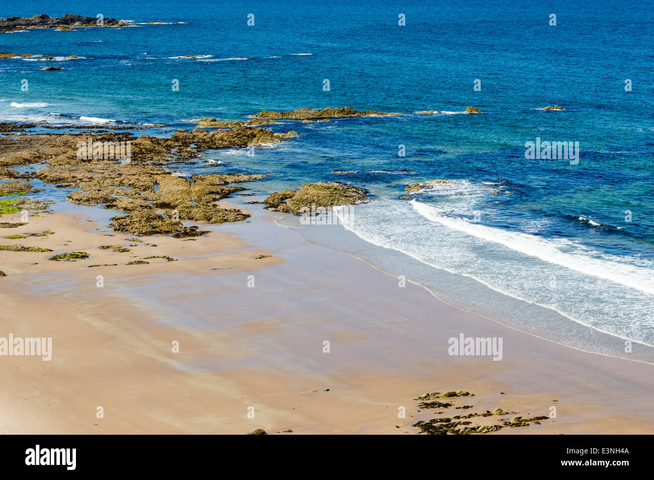 SUNNYSIDE BEACH AND BAY WITH INCOMING TIDE ABERDEENSHIRE COAST SCOTLAND Stock Photo