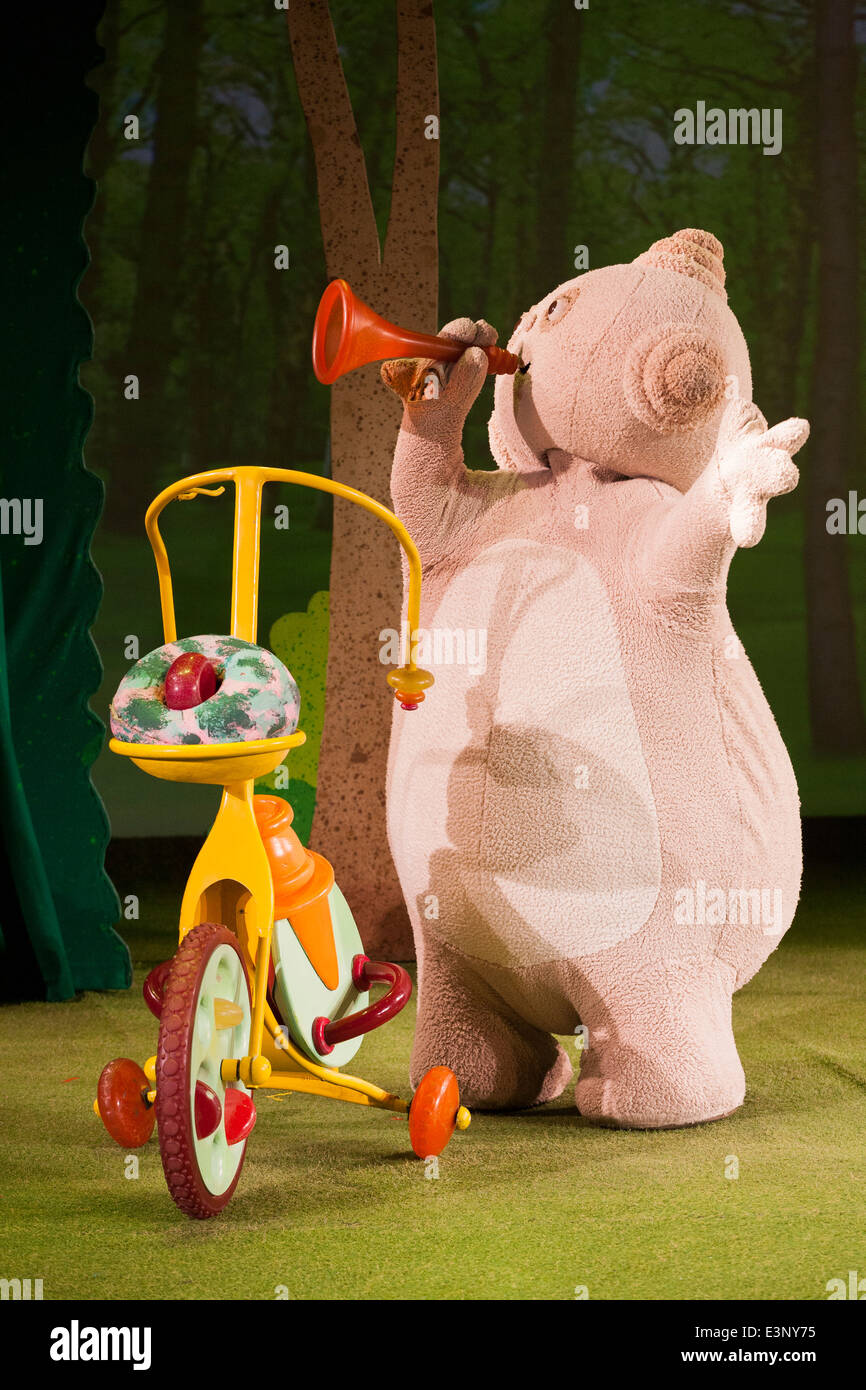 Upsy daisy in night garden hi res stock photography and images Alamy