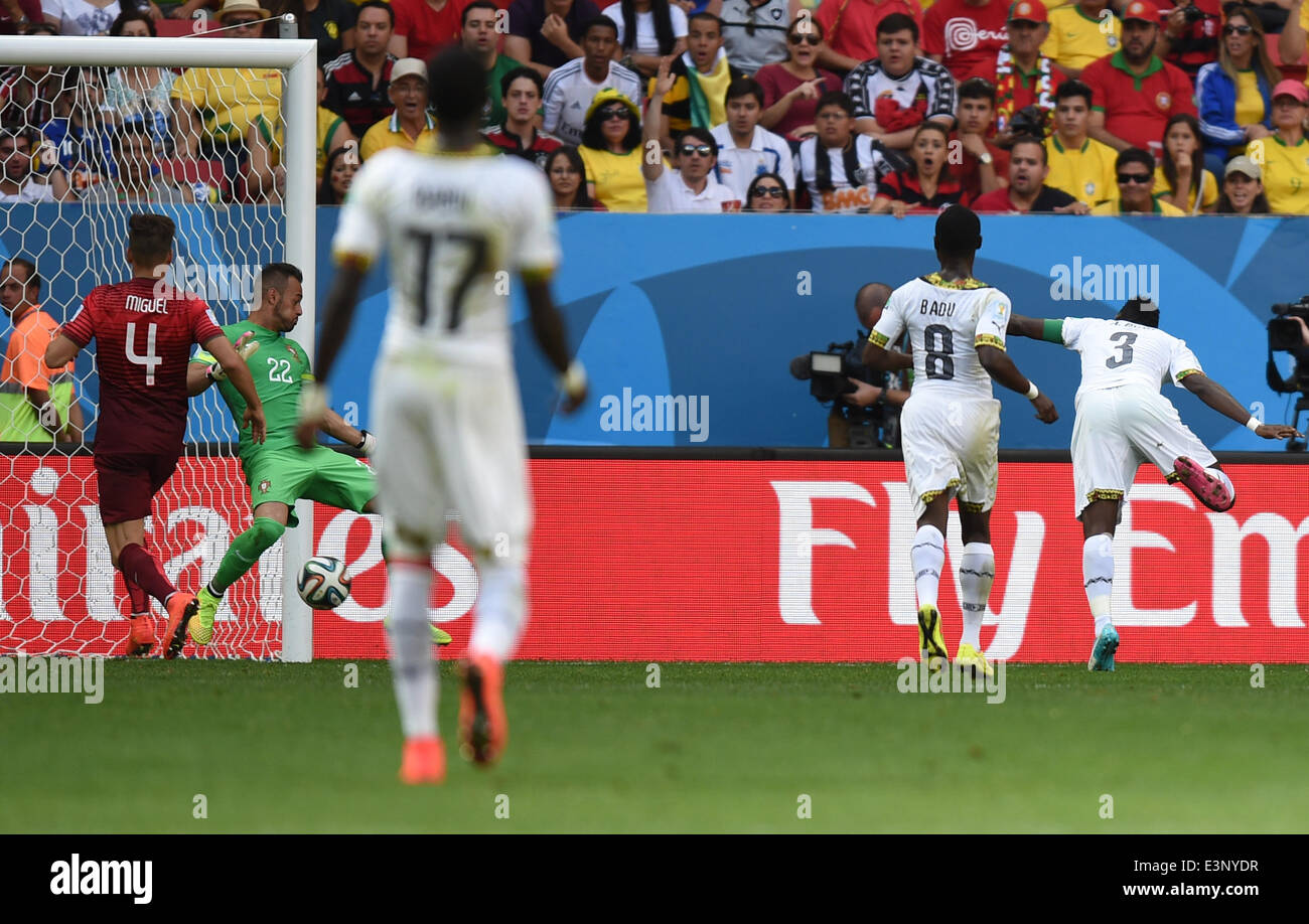 Brasilia, Brazil. 26th June, 2014. Asamoah Gyan (R) of Ghana scores the 1-1 goal against goalkeeper Beto (2-L) during the FIFA World Cup 2014 group G preliminary round match between Portugal and Ghana at the Estadio National Stadium in Brasilia, Brazil, on 26 June 2014 Credit: © dpa picture alliance/Alamy Live News  Stock Photo