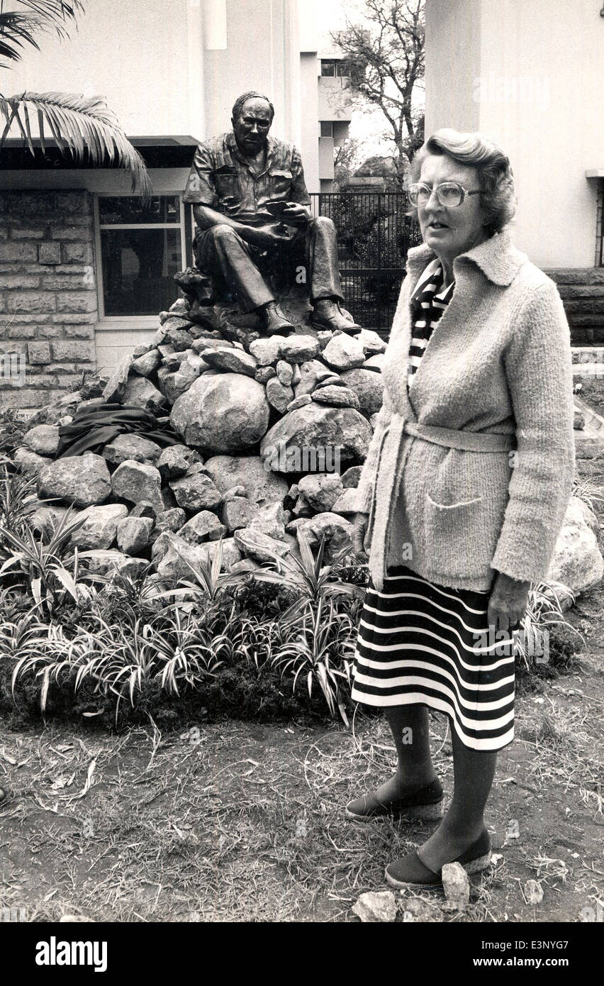 Mary Leakey, eminent paleoanthropologist,(1913-1996) standing in front of  a sculpture of her late husband Louis Leakey in 1978 Stock Photo