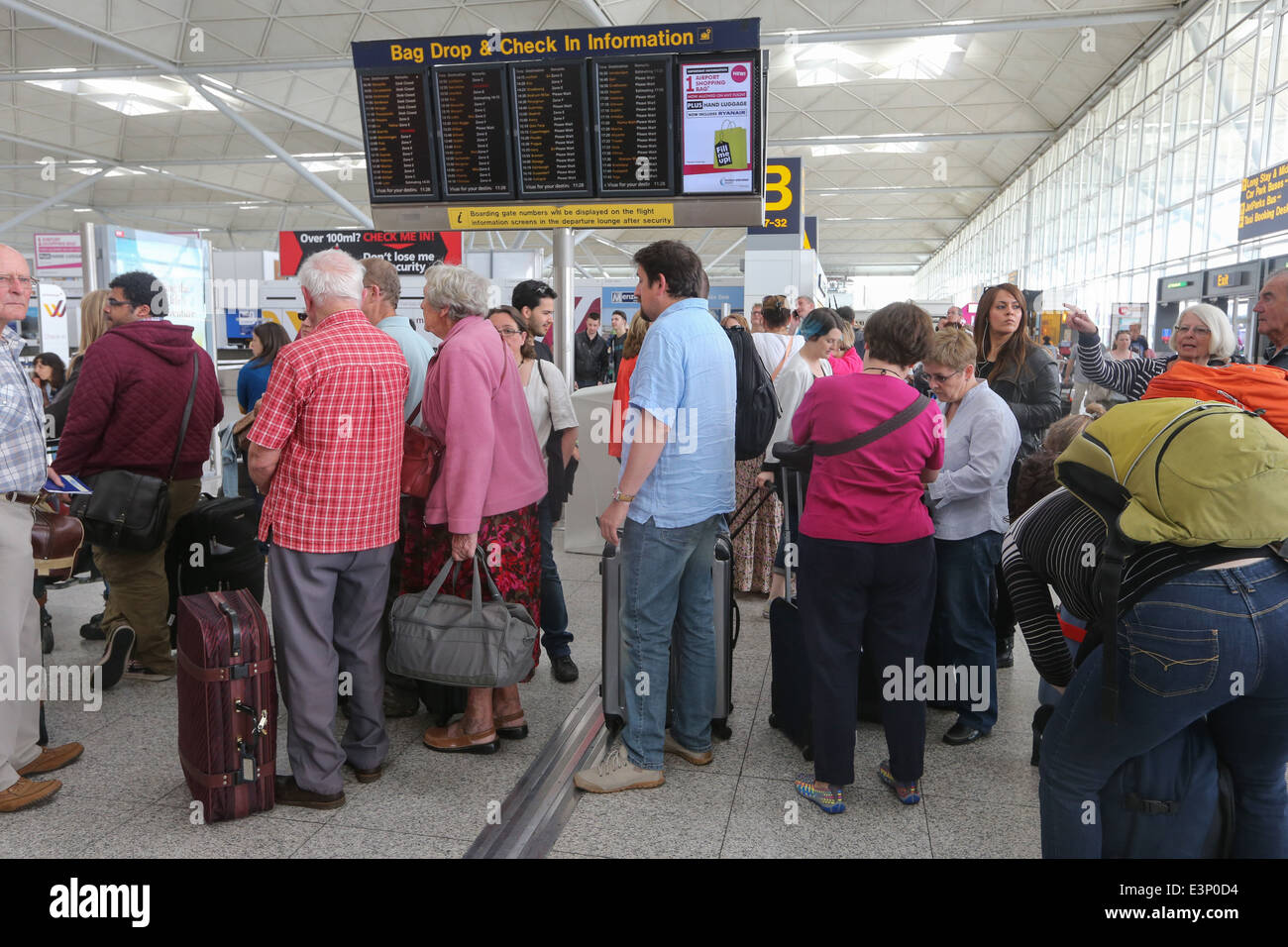DELAYED PASSENGERS AT STANSTED AIRPORT,ESSEX,ON TUESDAY LUNCHTIME JUNE 24TH AS THE FRENCH BEGAN AN AIR TRAFIC CONTROLLERS STRIKE Stock Photo