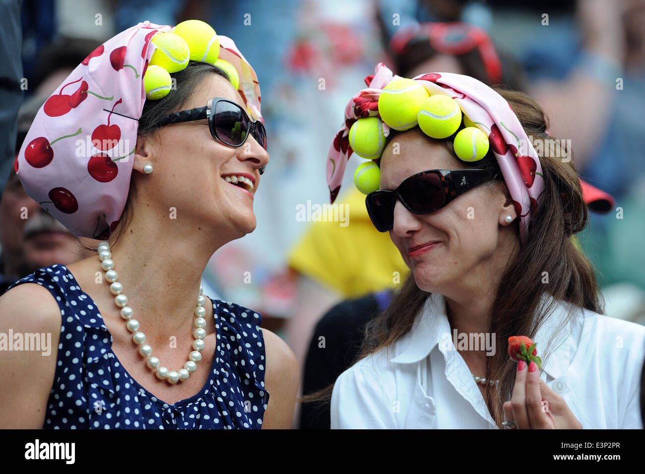 WIMBLEDON CROWD WITH TENNIS BA THE WIMBLEDON CHAMPIONSHIPS 20 THE ALL ENGLAND TENNIS CLUB WIMBLEDON LONDON ENGLAND 26 June 20 Stock Photo