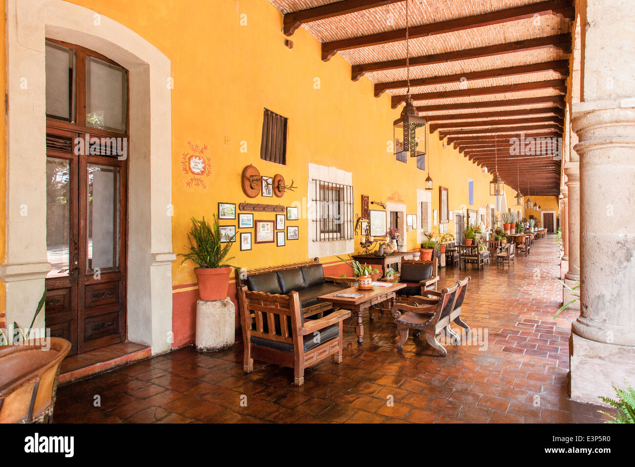 Hacienda patio hi-res stock photography and images - Alamy, image size:1300x956