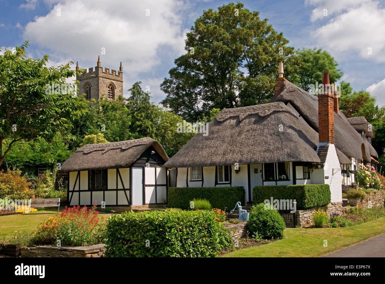 Welford on Avon in Warwickshire and black and white cottages with thatched roofs in the centre of the village. Stock Photo