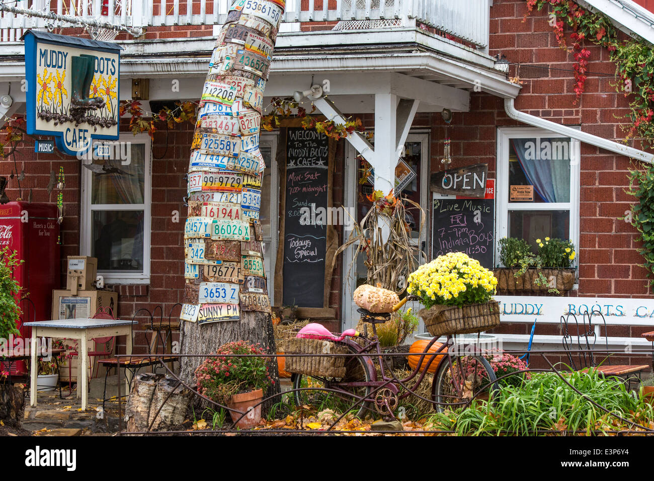 The Muddy Boots Cafe in the bustling tourist town of Nashville in Brown  County, Indiana, USA Stock Photo - Alamy