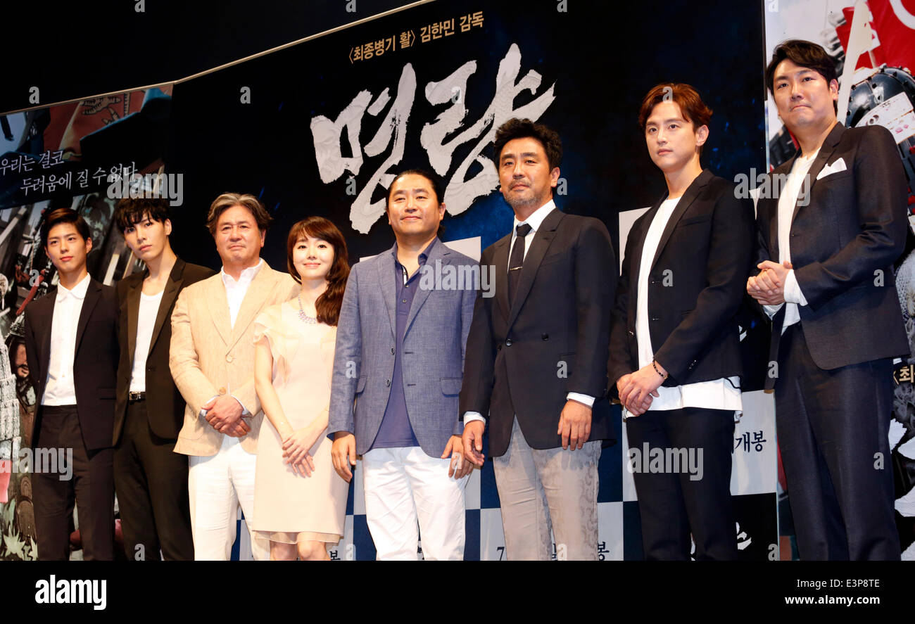 Park Bo-Gum, No Min-Woo, Choi Min-Sik, Lee Jung-Hyun, Kim Han-Min, Ryu Seung-Ryong, Kwon Yul and Cho Jin-Woong, Jun 26, 2014 : South Korean movie director Kim Han-Min (4th R) poses with actors (L-R) Park Bo-Gum, No Min-Woo, Choi Min-Sik, Lee Jung-Hyun, Ryu Seung-Ryong, Kwon Yul and Cho Jin-Woong during a news conference to promote their new movie, Roaring Currents at a cinema in Seoul, South Korea. © Lee Jae-Won/AFLO/Alamy Live News Stock Photo
