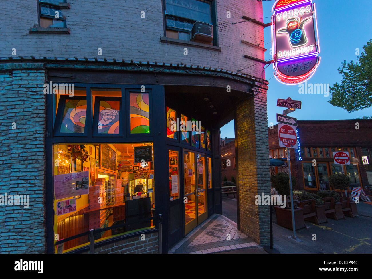 Voodoo Donuts In Downtown Portland, Oregon, Usa Stock Photo - Alamy